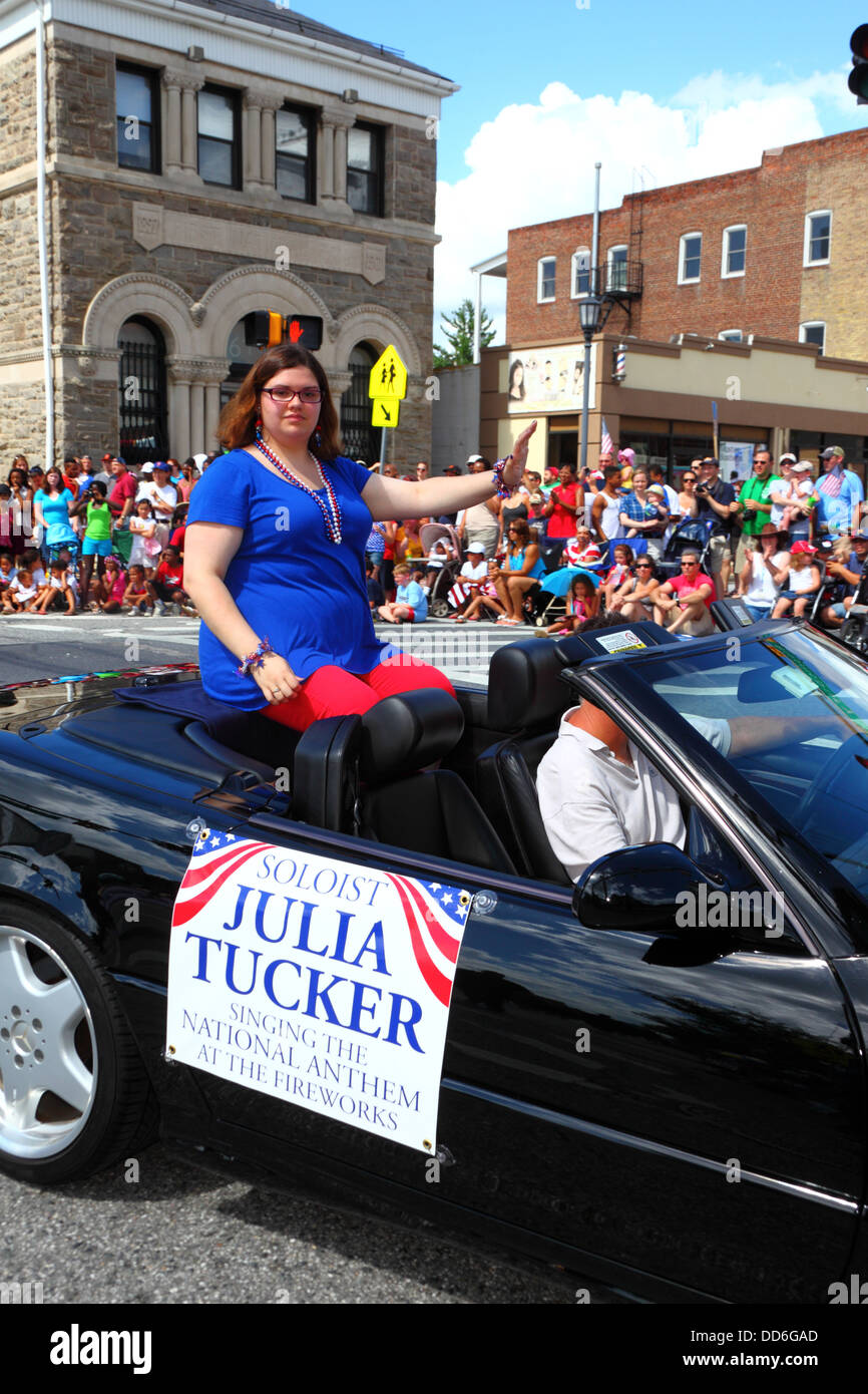 Julia Tucker, la chanteuse locale de l'hymne national, prenant part à 4th des parades du jour de l'indépendance de juillet, Catonsville, Maryland, États-Unis Banque D'Images