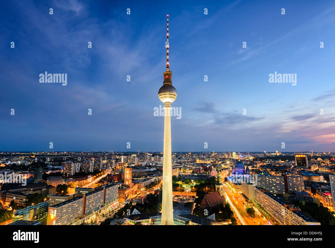 Les toits de Berlin, Allemagne la nuit avec la célèbre tour de télévision Banque D'Images
