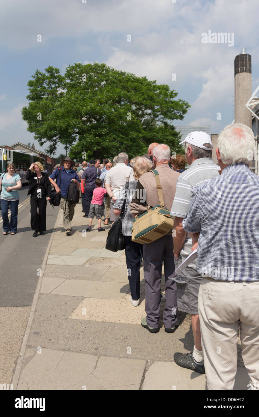 Une longue file d'attente de plus, principalement des hommes, les gens devant vous au National Railway Museum, York, Angleterre. Banque D'Images