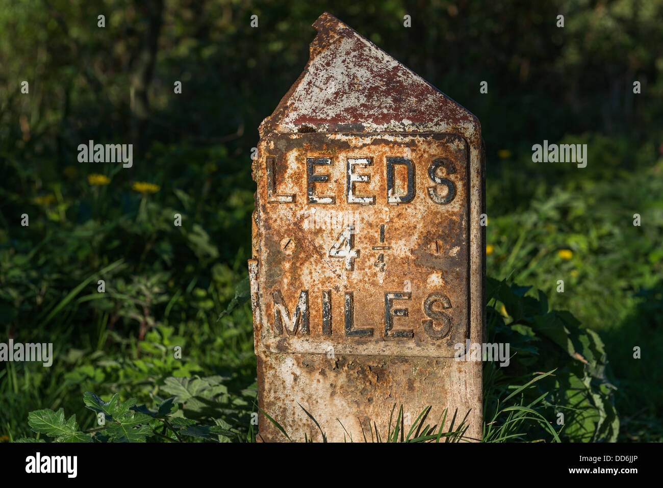 Milepost sur chemin de halage du canal de Leeds et Liverpool Leeds Rodley, indiquant la distance jusqu'au centre-ville de Leeds. Banque D'Images