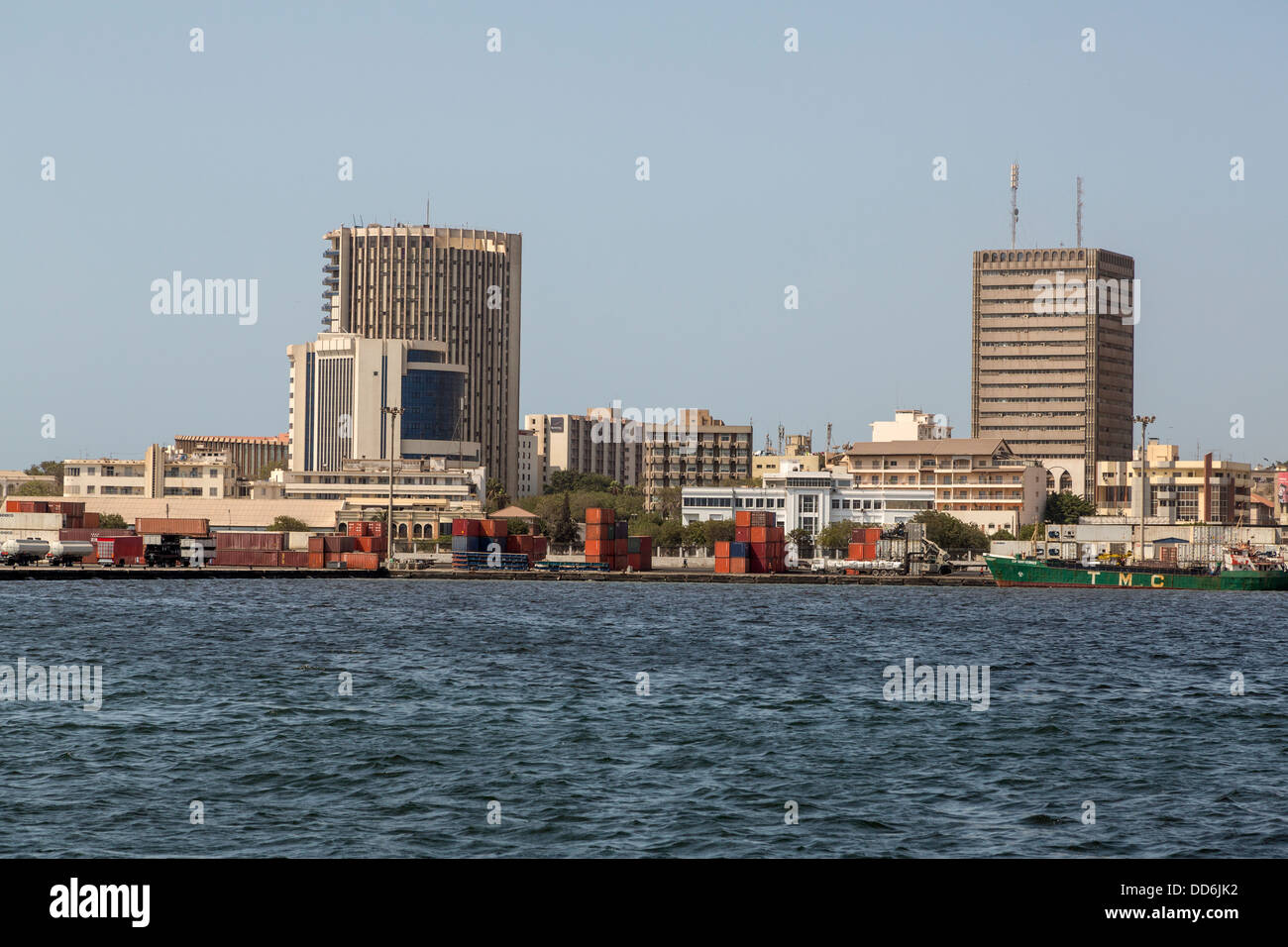 Dakar, Sénégal. Le port de Dakar. Les contenants d'expédition navires attendent sur les quais. Banque D'Images