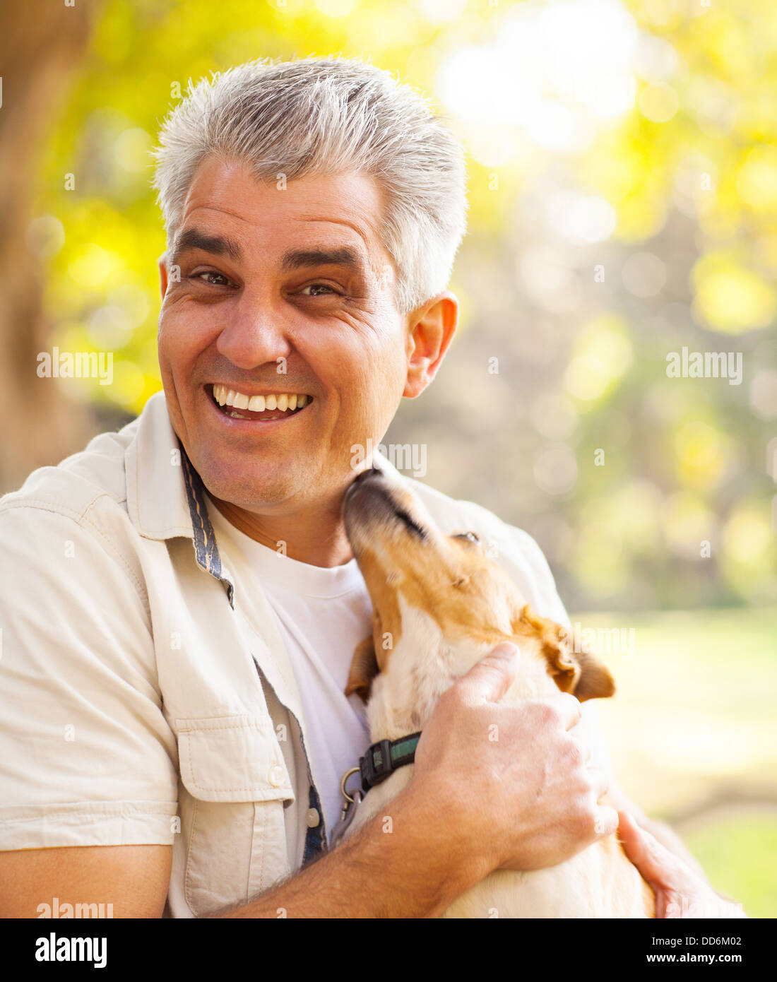 Heureux l'homme d'âge moyen et pet dog outdoors Banque D'Images