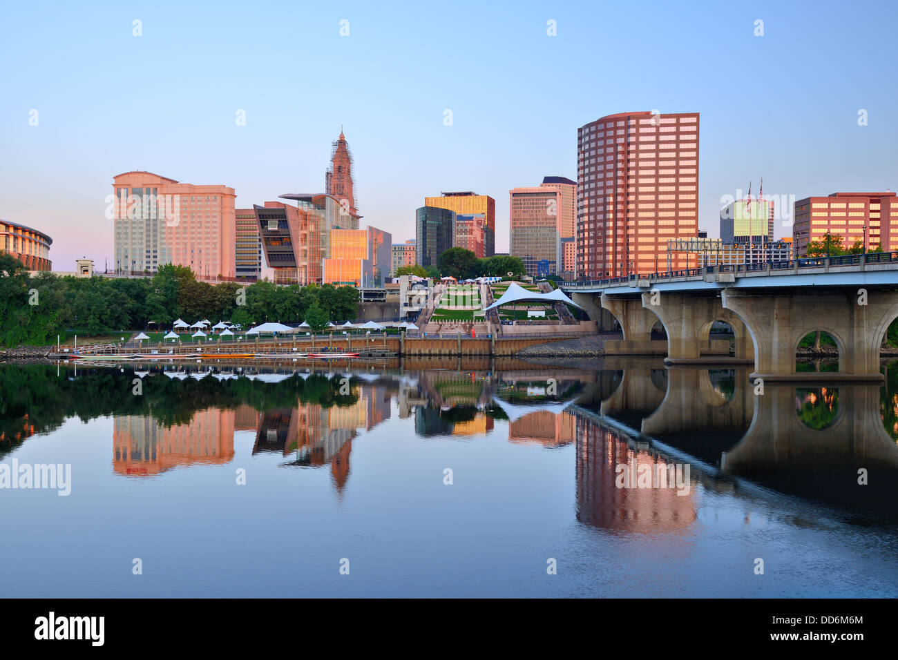 Toits de Hartford, Connecticut de au-dessus de la rivière Connecticut. Banque D'Images