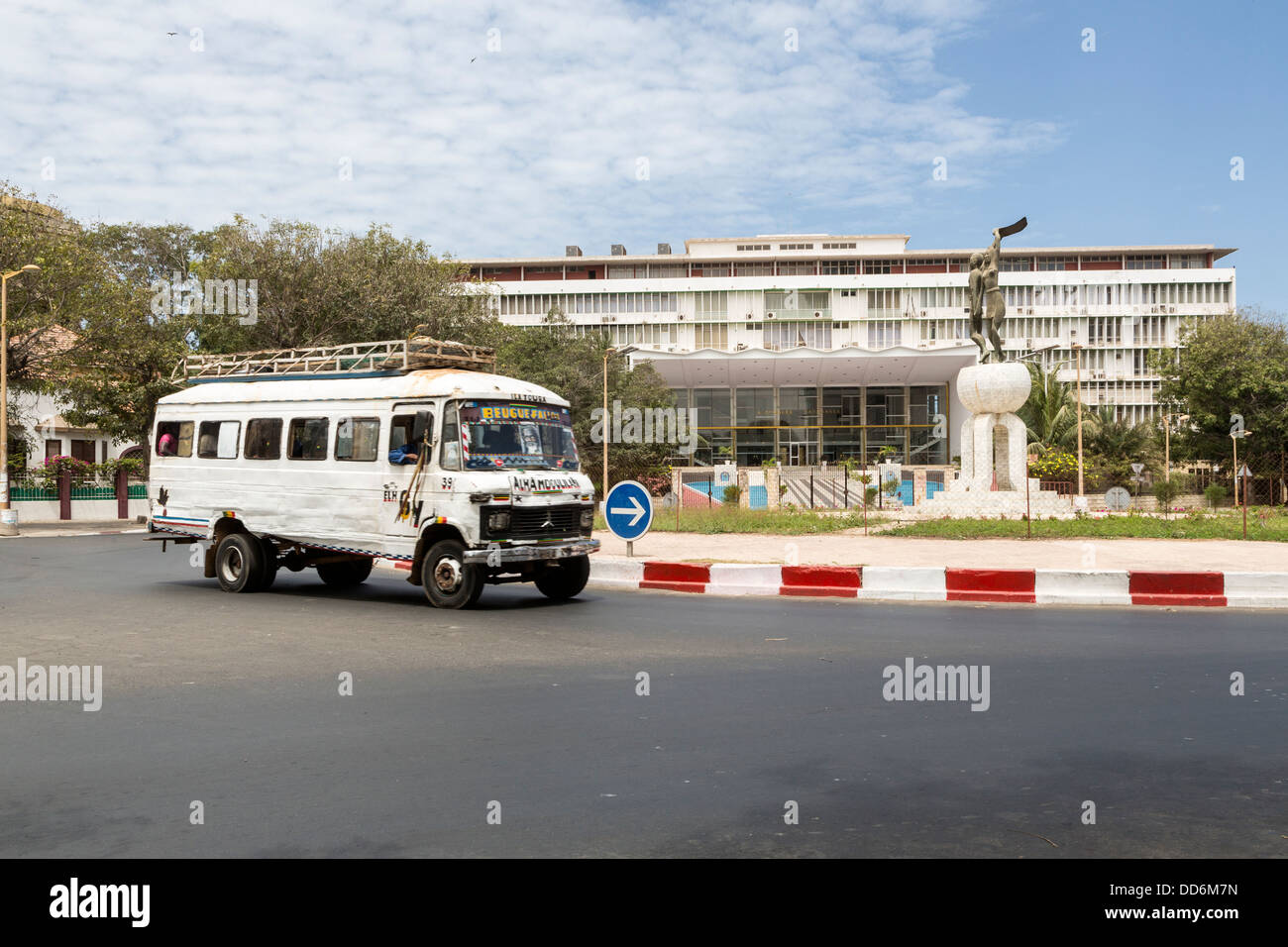 Dakar, Sénégal. (Place Soweto Soweto) avec bâtiment de l'Assemblée nationale en arrière-plan, local transport bus en premier plan. Banque D'Images