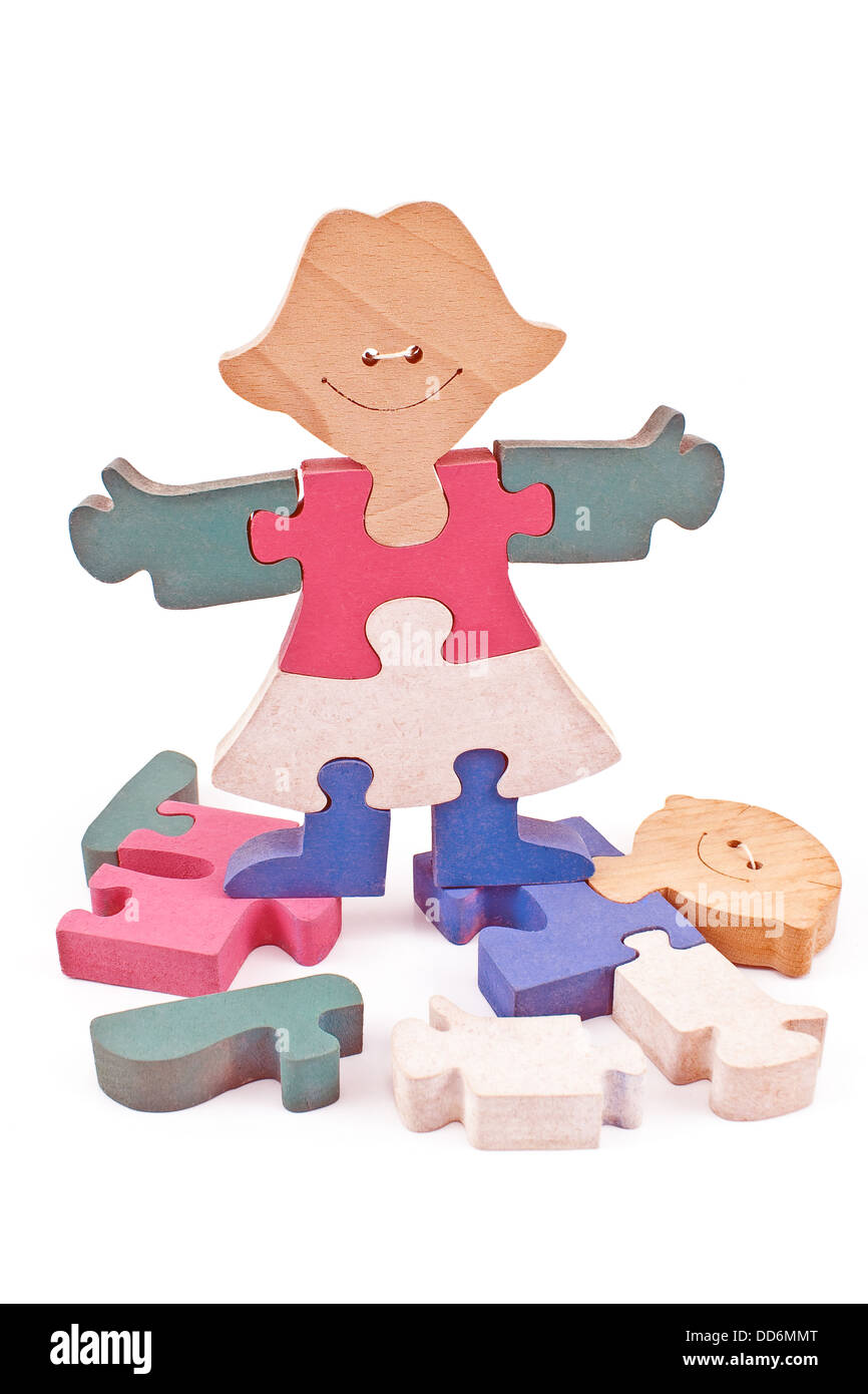 Fille et garçon en bois coloré des pièces de puzzle isolated on white Banque D'Images