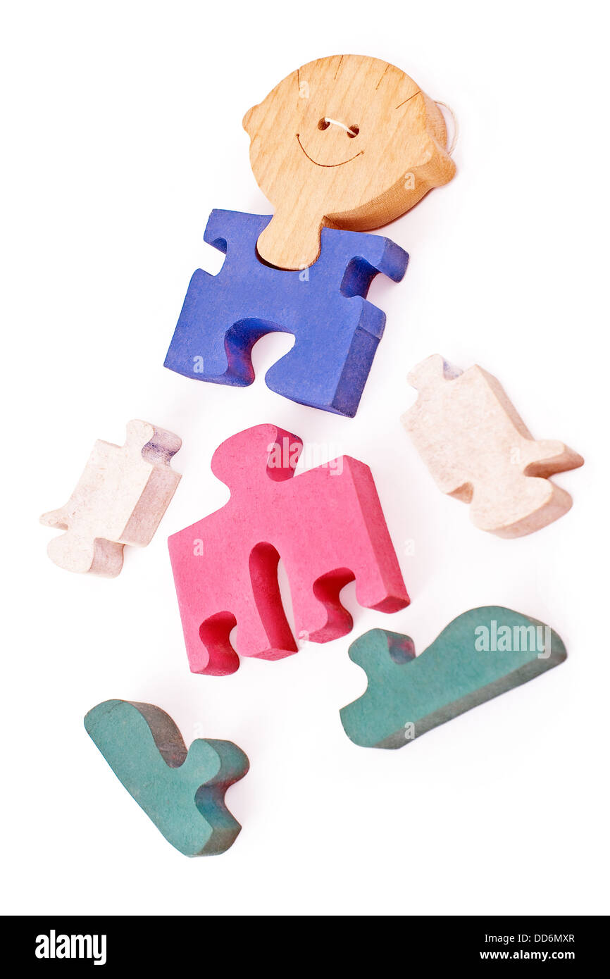 Pièces de puzzle garçon en bois coloré isolated on white Banque D'Images