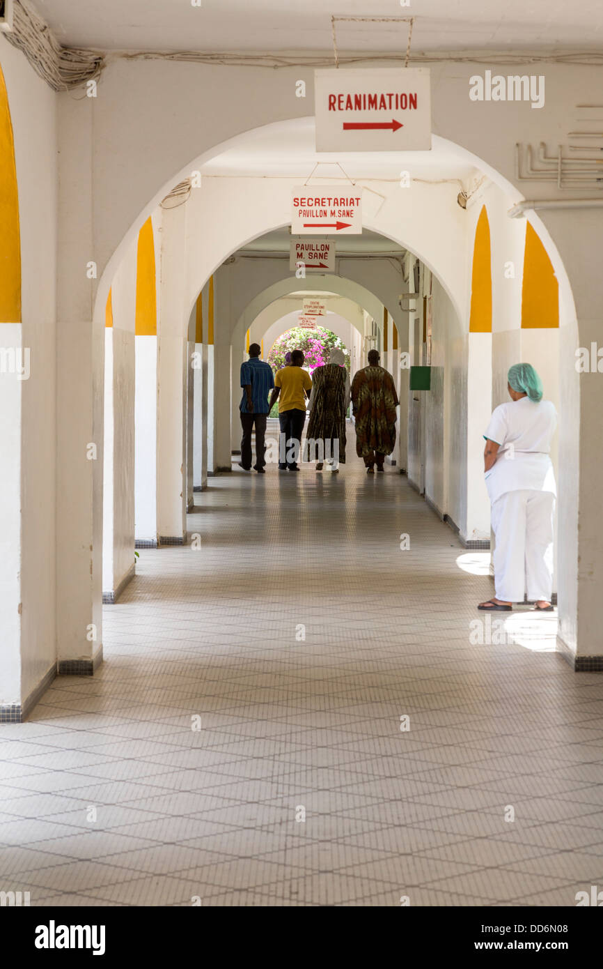 Dakar, Sénégal. L'hôpital de Dakar, couloir et fuyante des arches. Les membres de la famille l'infirmière en regardant partir. Banque D'Images