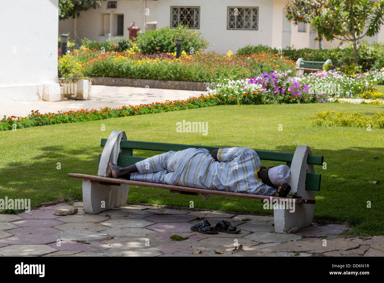Dakar, Sénégal. L'hôpital de Dakar. L'homme se reposant sur un banc de jardin. Banque D'Images