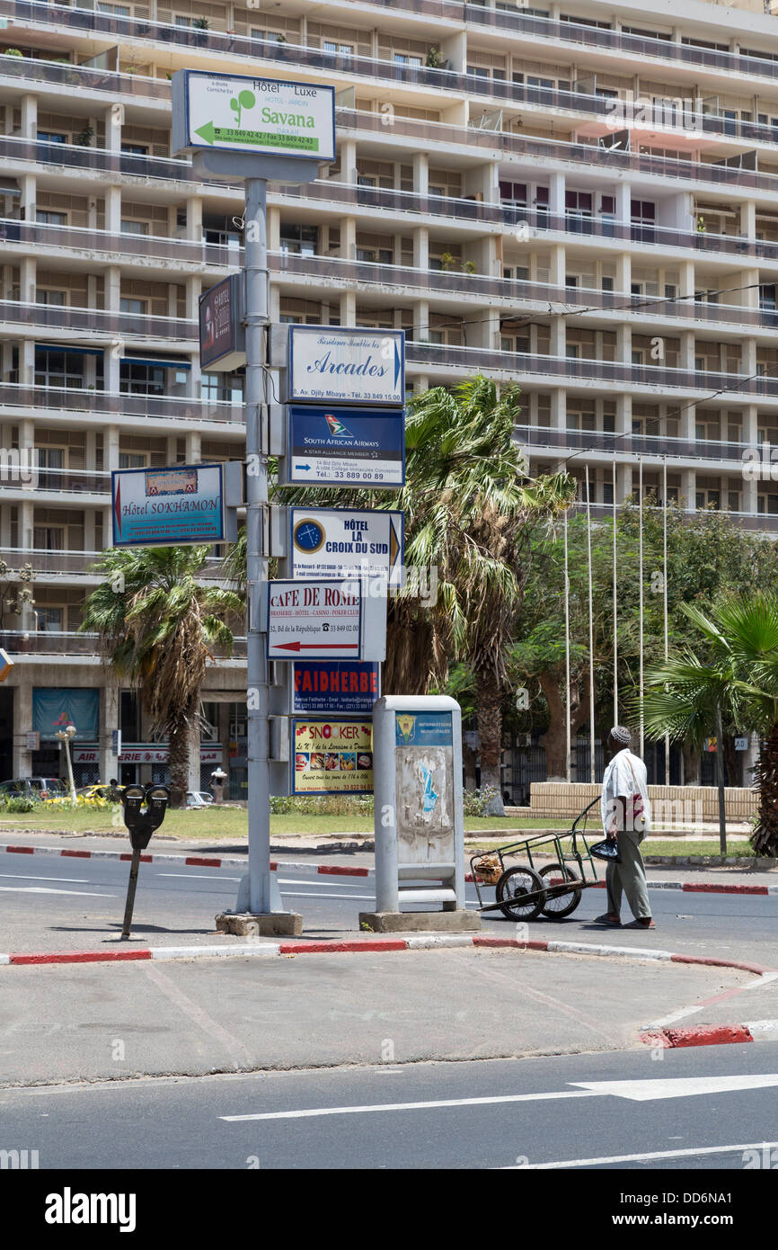 Dakar, Sénégal. Publicités, Parcmètre, Place de l'indépendance, Place de l'indépendance. Banque D'Images