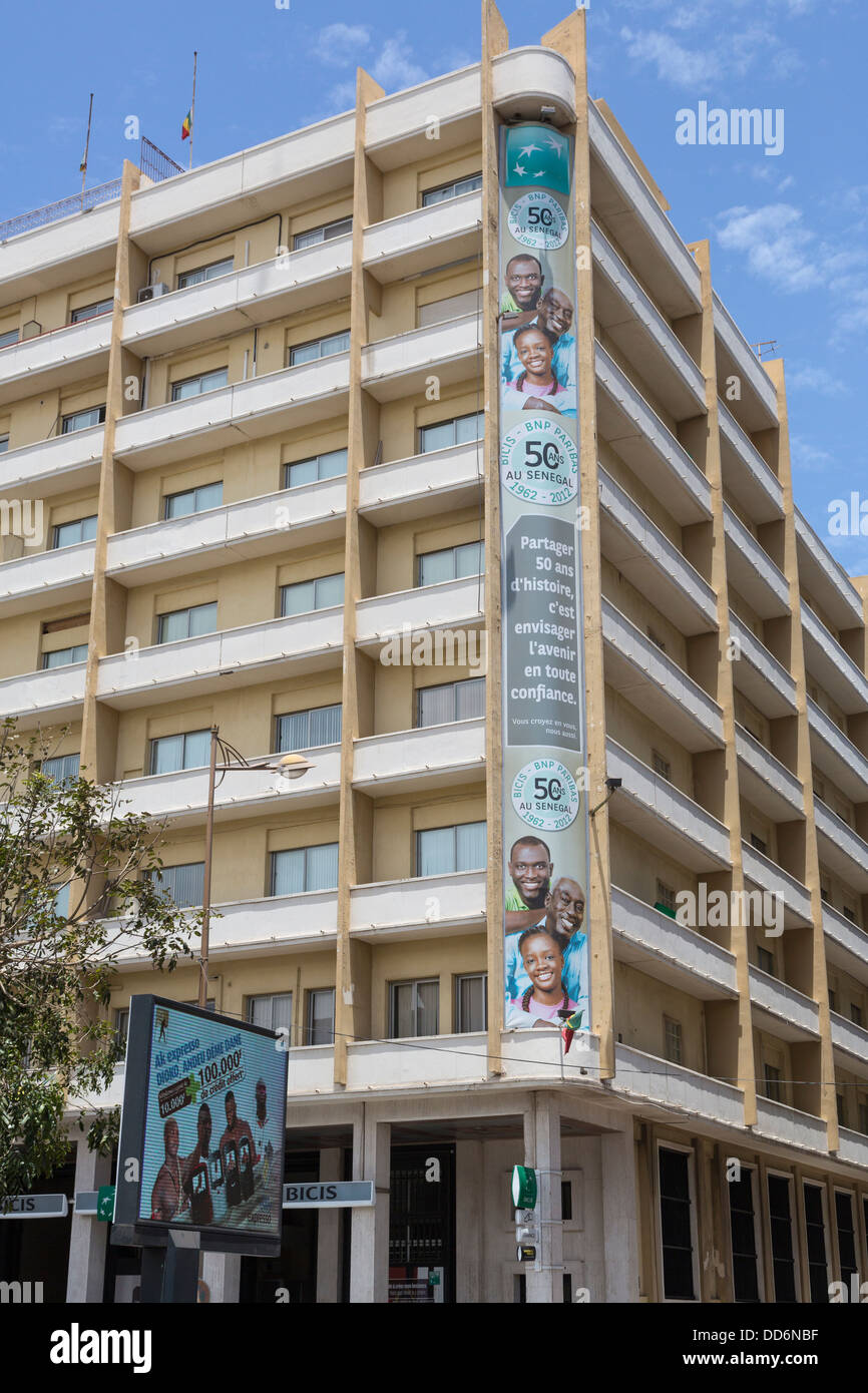 Dakar, Sénégal. La place de l'indépendance, Place de l'indépendance. Publicité célébrant 50 ans d'affaires, BNP Paribas. Banque D'Images