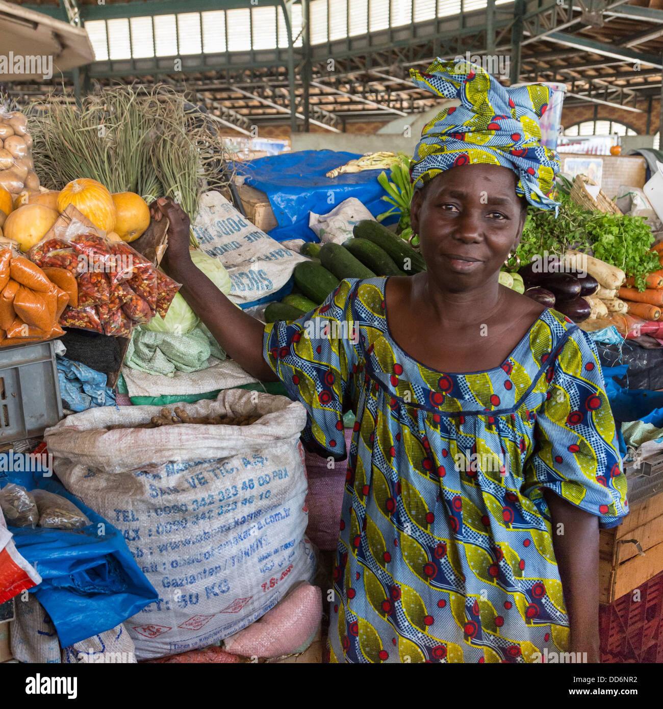 Dakar, Sénégal. Le marché Kermel, vendeur de légumes. Banque D'Images