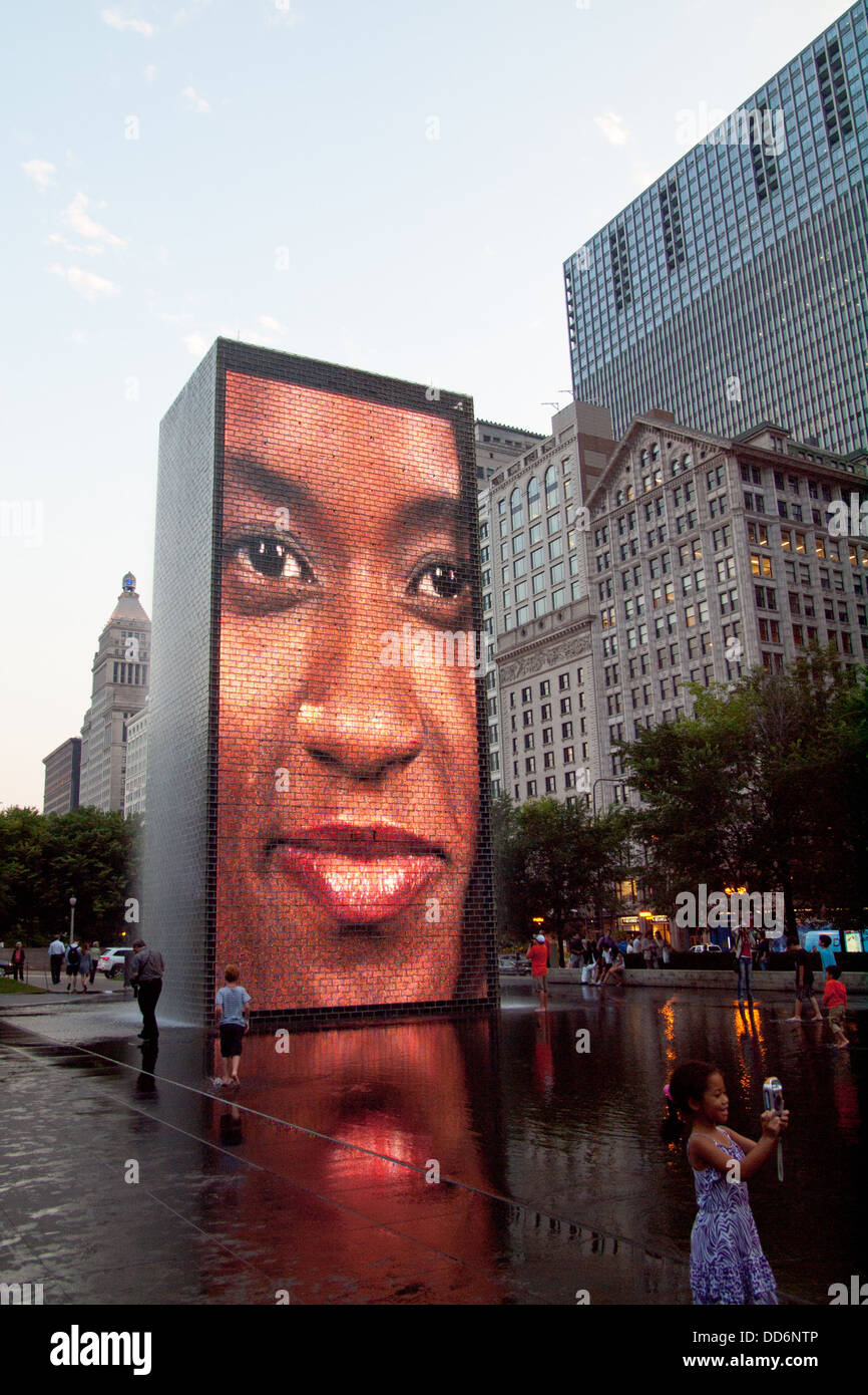 Un visage charismatique à la Fontaine de la Couronne au Millennium Park de Chicago, Illinois. Banque D'Images