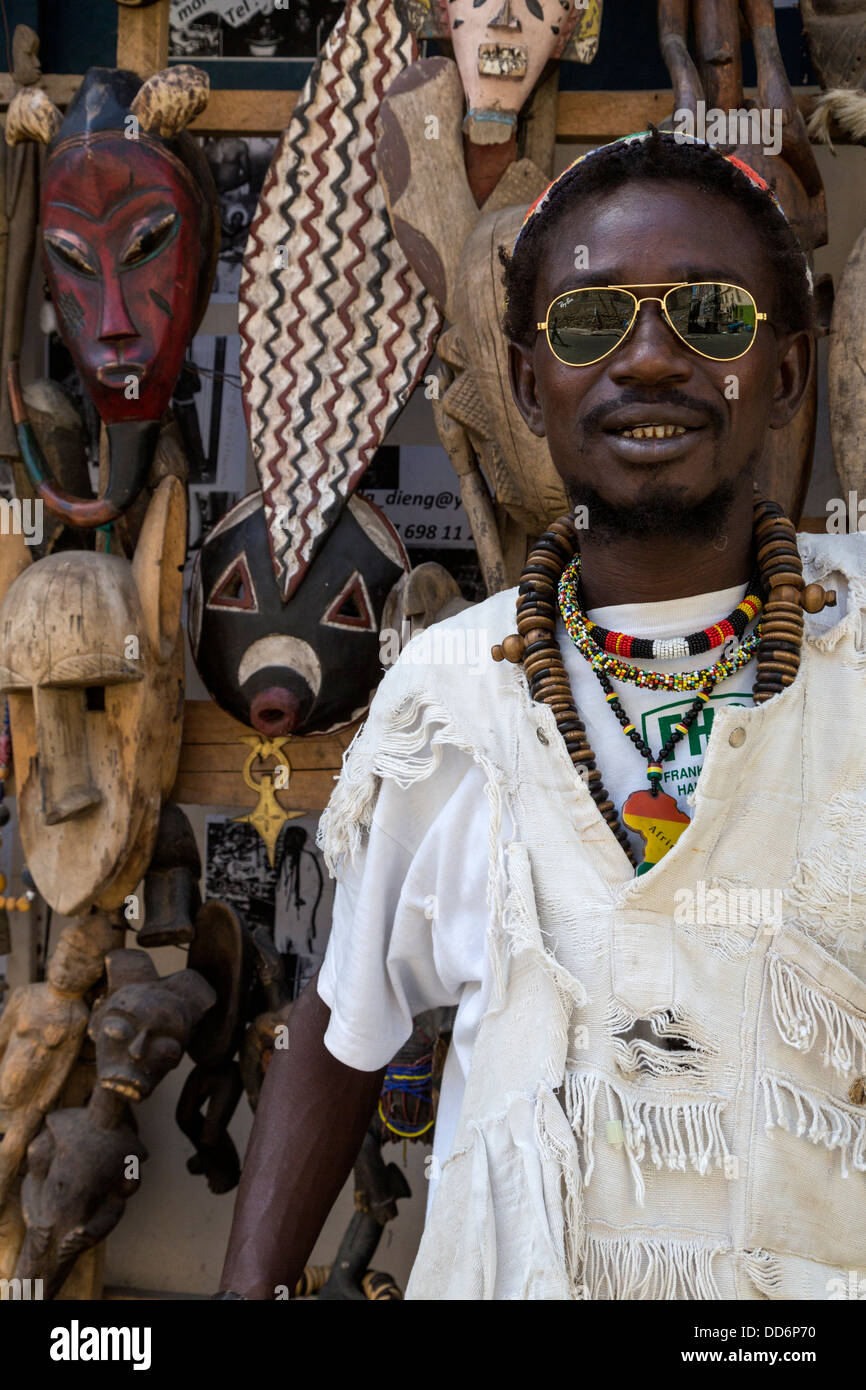 Dakar, Sénégal. Vendeur de masques africains, sculpté à vendre comme souvenirs. Banque D'Images