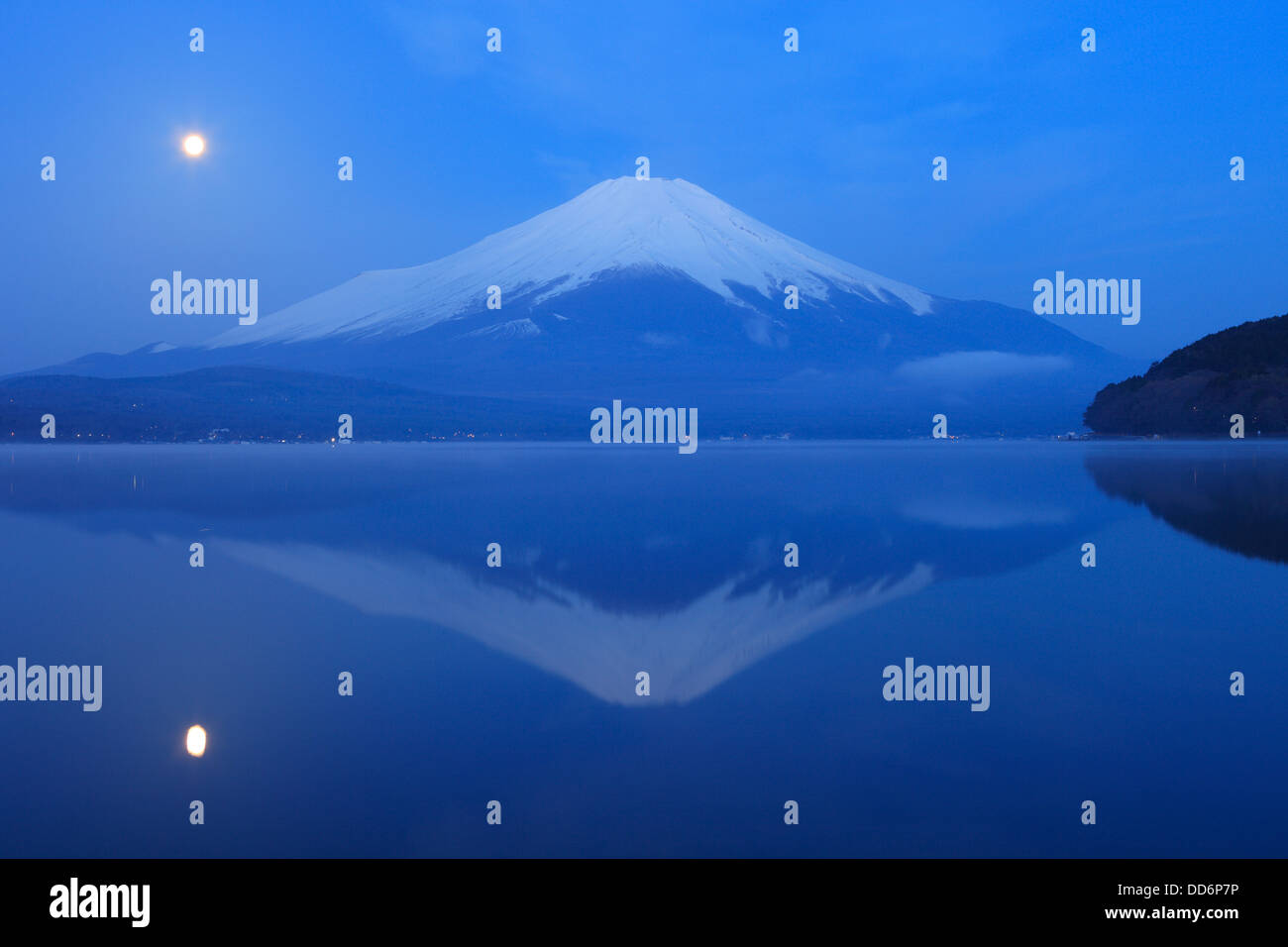 Le Mont Fuji et la lune réflexions sur le lac Yamanaka, préfecture de Yamanashi Banque D'Images