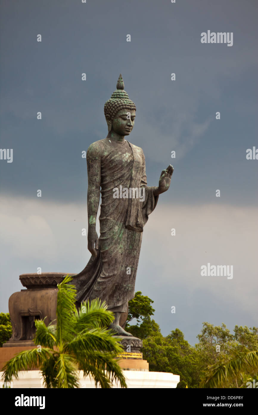 Statue de Bouddha avec ciel sombre dans rainy day Banque D'Images