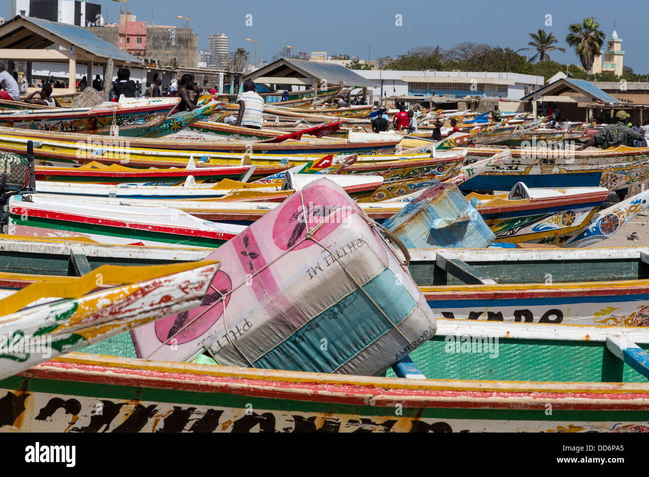 Dakar, Sénégal. Bateaux de pêche sur la plage de Soumbédioune Village de pêcheurs, maintenant une partie de la métropole de Dakar. Banque D'Images
