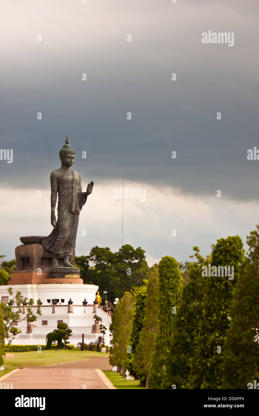 Statue de Bouddha avec ciel sombre dans rainy day Banque D'Images