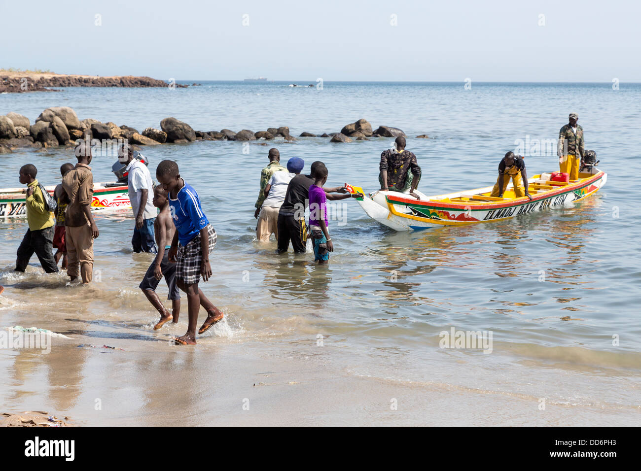 Dakar, Sénégal. Bateau de pêche à l'atterrissage sur la plage de Soumbédioune Village de pêcheurs, maintenant une partie de la métropole de Dakar. Banque D'Images
