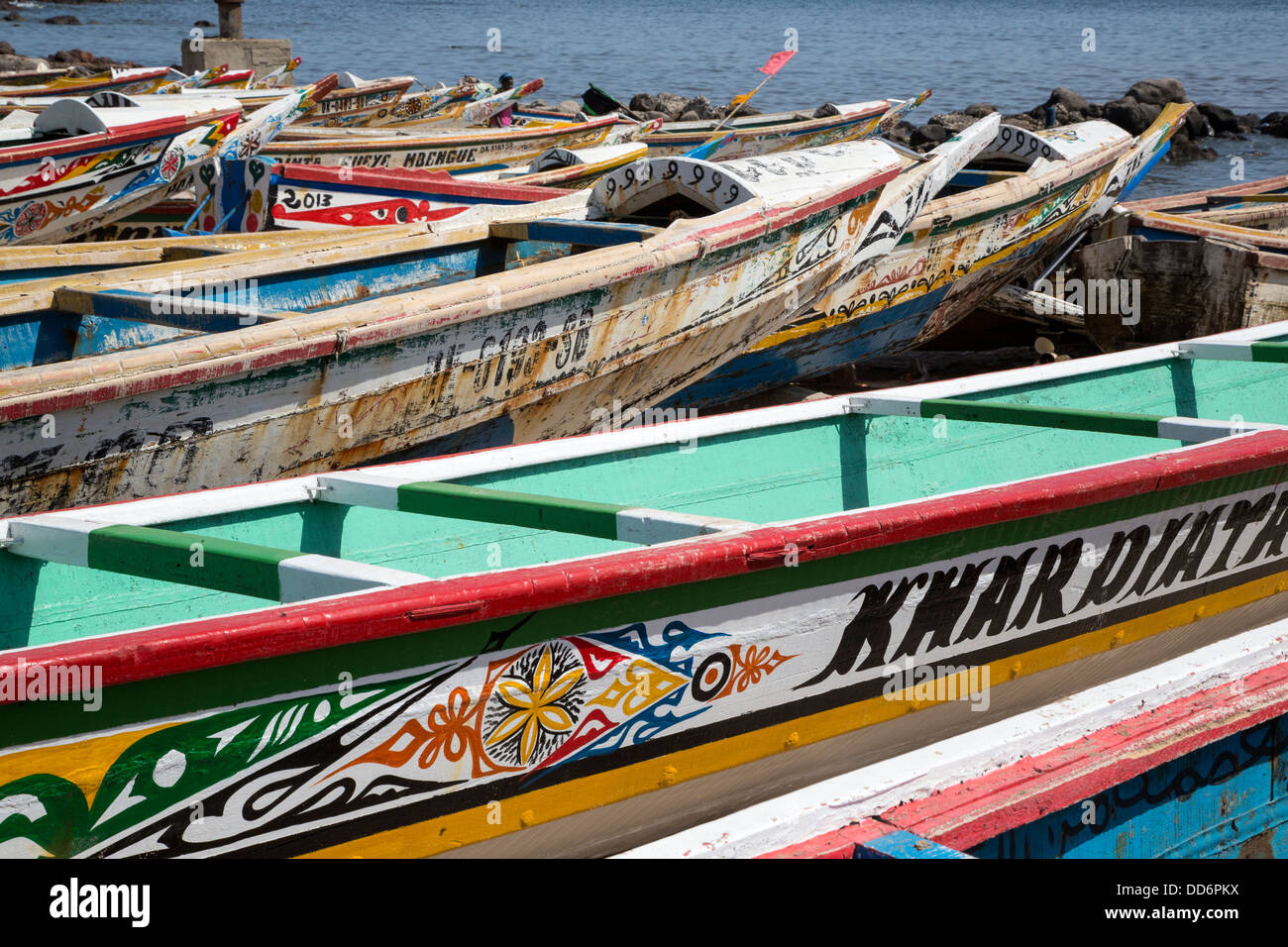 Dakar, Sénégal. Motifs peints sur des bateaux de pêche à Soumbédioune Village de pêcheurs, maintenant une partie de la métropole de Dakar. Banque D'Images