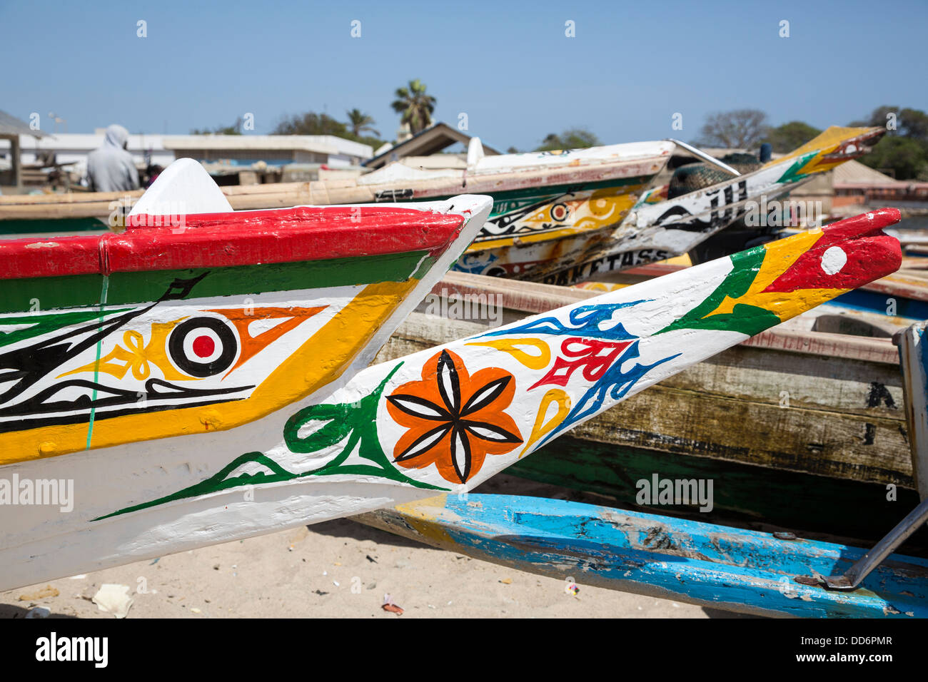 Dakar, Sénégal. Motifs peints sur les bateaux de pêche, Soumbédioune Village de pêcheurs, maintenant une partie de la métropole de Dakar. Banque D'Images
