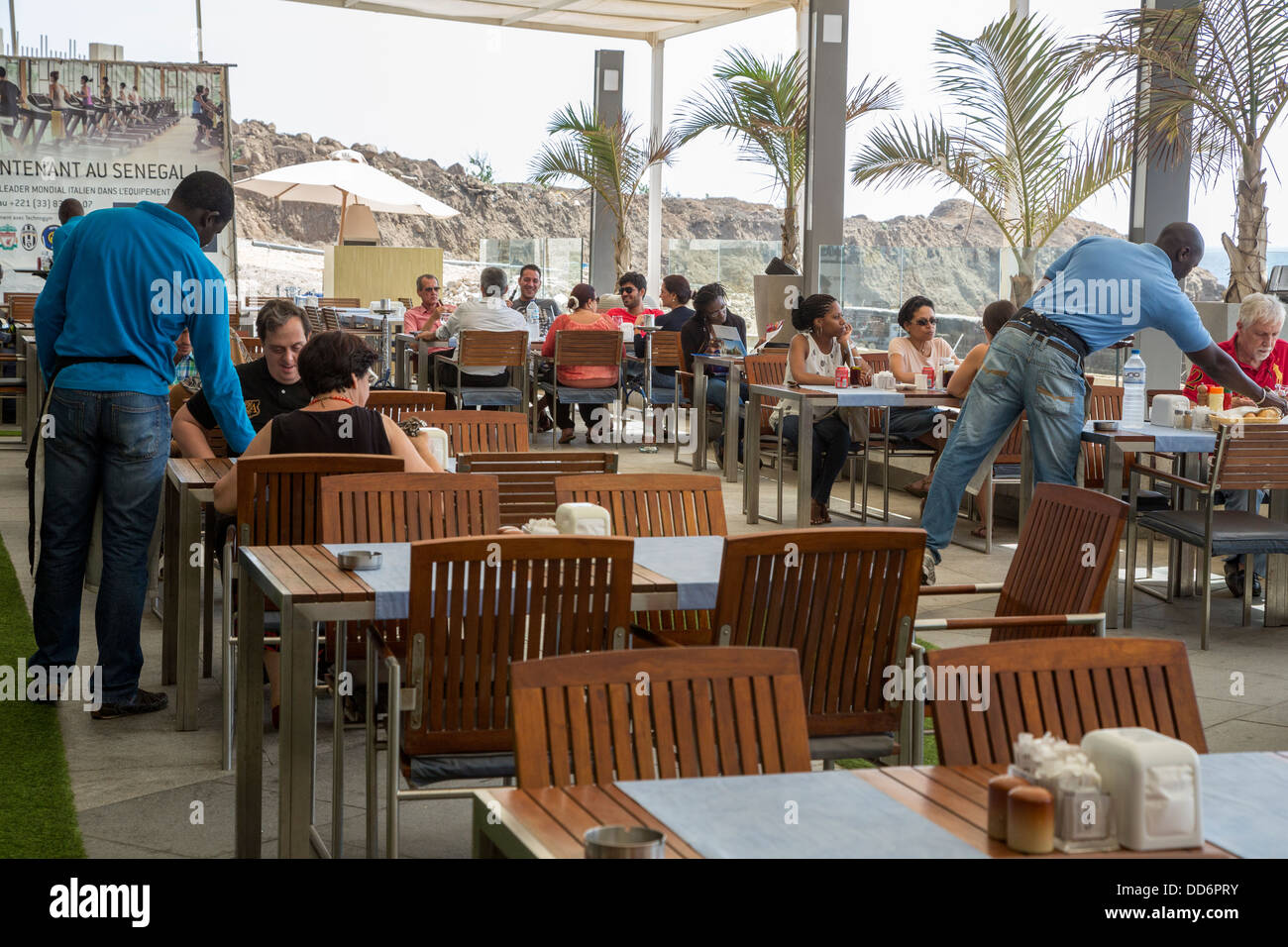 Dakar, Sénégal. Les clients d'un café-restaurant dans un centre commercial moderne. Banque D'Images