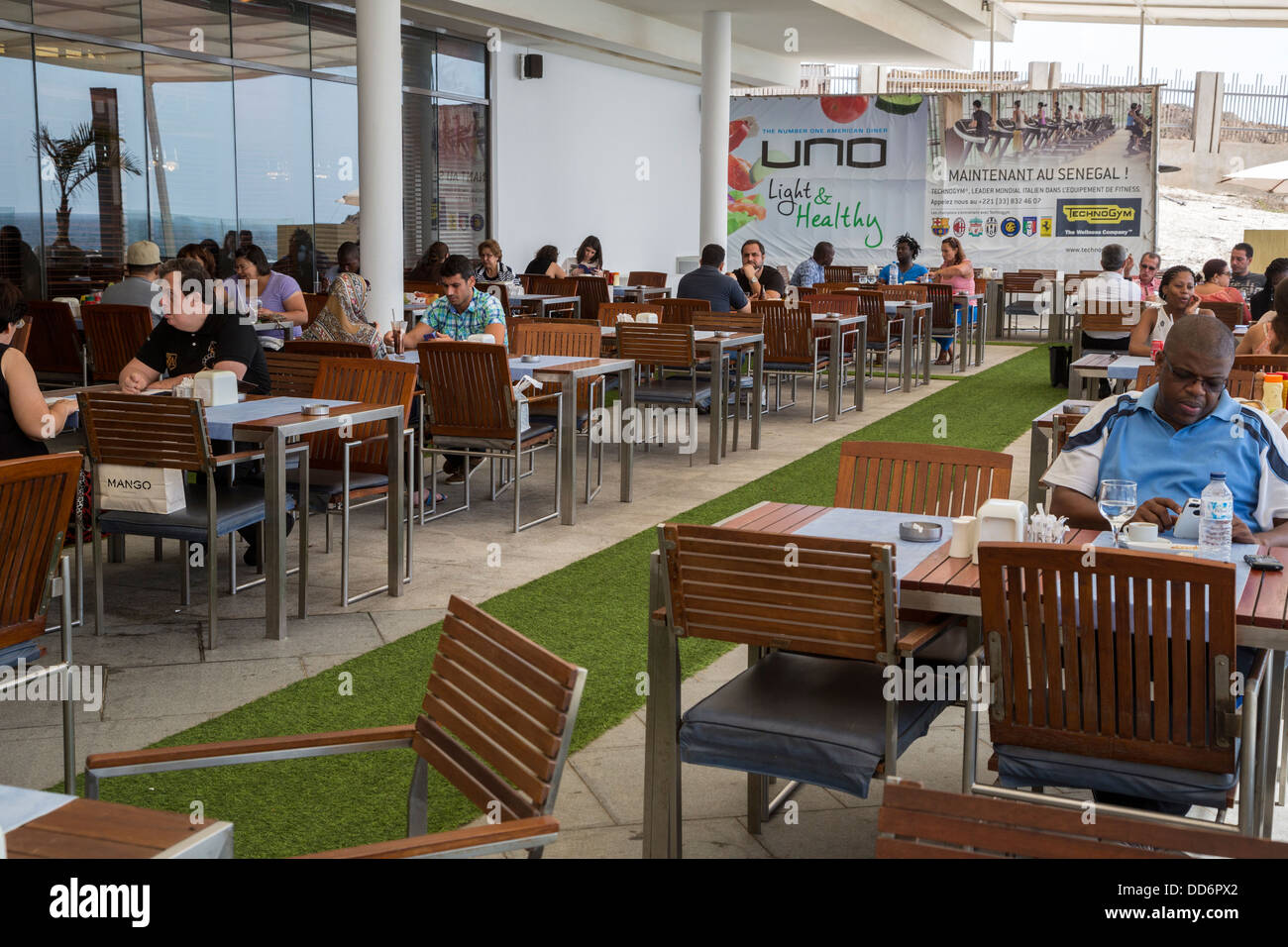 Dakar, Sénégal. Les clients d'un café-restaurant dans un centre commercial moderne. Banque D'Images