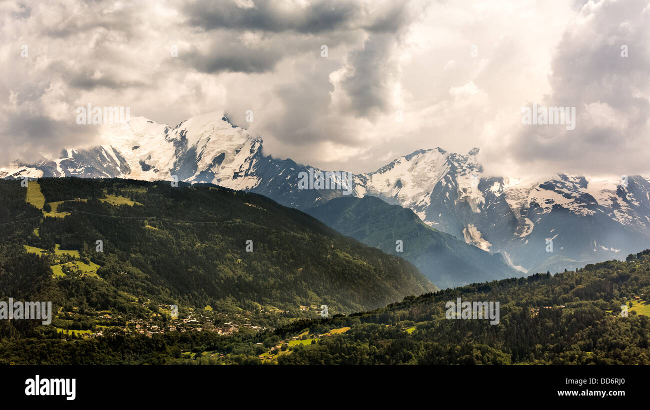 Nuages dramatiques entourant le sommet du Mont Blanc, dans les Alpes Françaises Banque D'Images