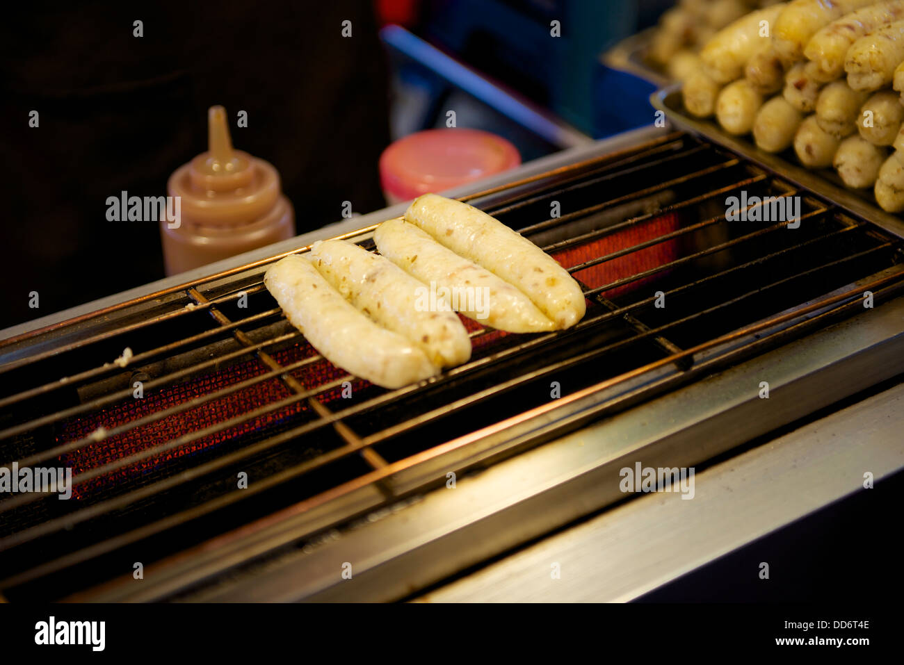 L'un des nombreux marchés de nuit à Kaohsuing, Taiwan. La vente de toutes sortes de collations et boissons pour les habitants et les touristes Banque D'Images