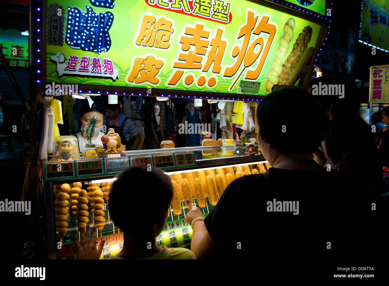 L'un des nombreux marchés de nuit à Kaohsuing, Taiwan. La vente de toutes sortes de collations et boissons pour les habitants et les touristes Banque D'Images