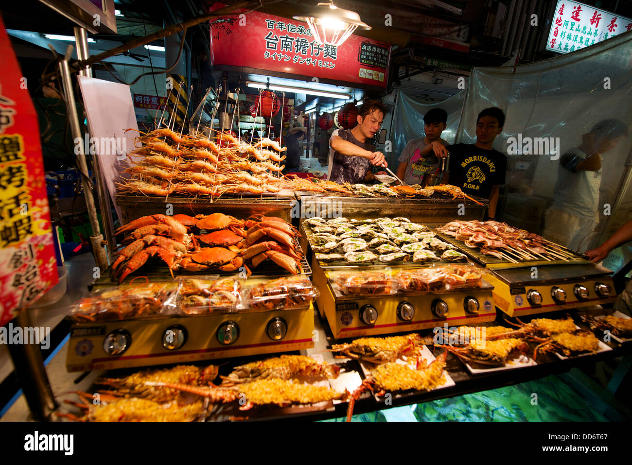 L'un des nombreux marchés de nuit à Kaohsuing, Taiwan. La vente de toutes sortes de collations et boissons pour les habitants et les touristes Banque D'Images