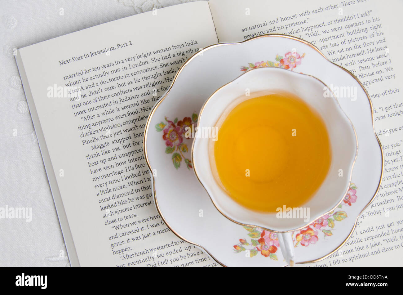 Une tasse de thé situé au-dessus d'un livre/roman romantique Banque D'Images