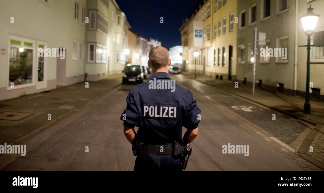 Hanovre, Allemagne. 27 août, 2013. Un agent de police fixe la zone d'évacuation à l'endroit où une bombe aérienne DE LA DEUXIÈME GUERRE MONDIALE a été trouvée sur un site de construction à côté du Musée Historique de Hanovre, Allemagne, le 27 août 2013. De grandes parties de la ville de Hanovre doivent être évacuées avant la levée. Photo : Julian Stratenschulte/dpa/Alamy Live News Banque D'Images