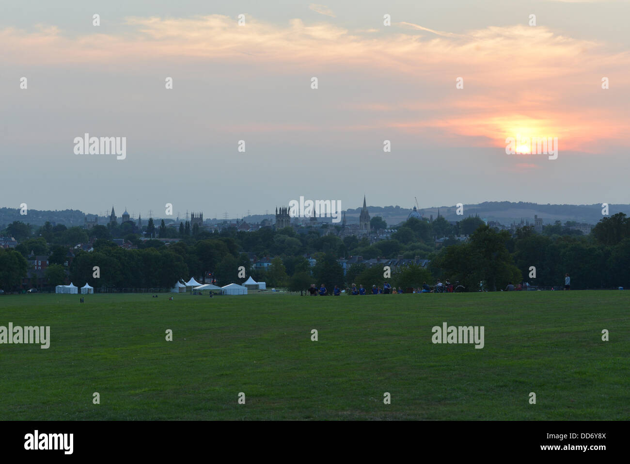 Oxford, UK. 27 août, 2013. Le mardi 27 août 2013, le soleil se couchait sur Oxford de parcs du Sud, avec vue sur les tours Crédit : Paul Hayday/Alamy Live News Banque D'Images