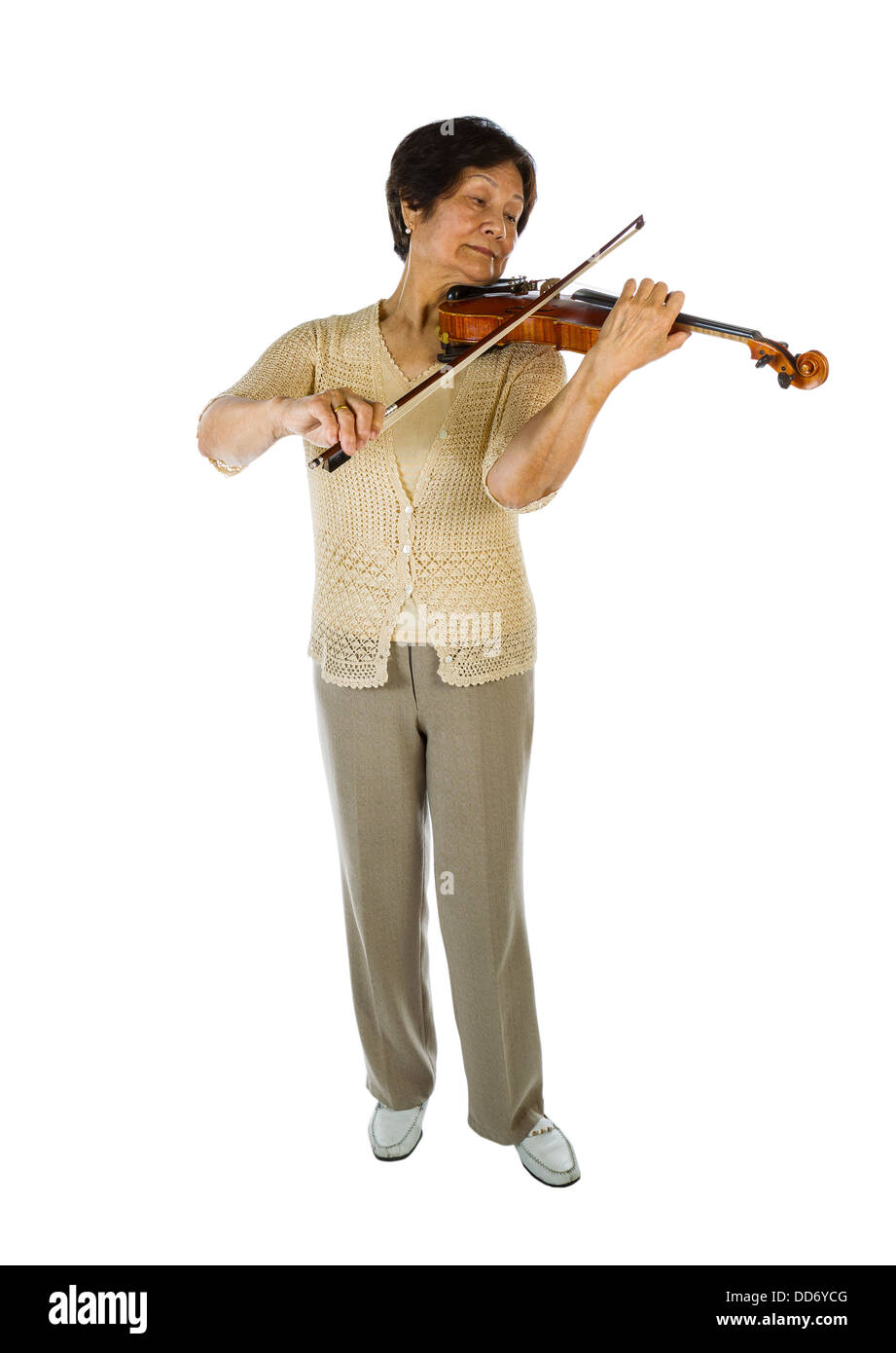 Photo verticale d'un senior femme jouant du violon sur fond blanc Banque D'Images