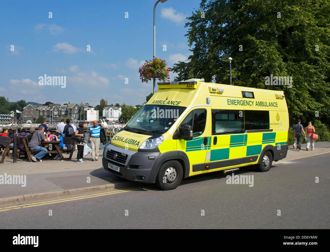 Ambulance garé dans Bowness, Parc National de Lake District, Cumbria, Angleterre, Royaume-Uni Banque D'Images