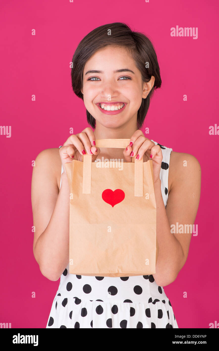 Young smiling woman holding a Valentine day panier Banque D'Images