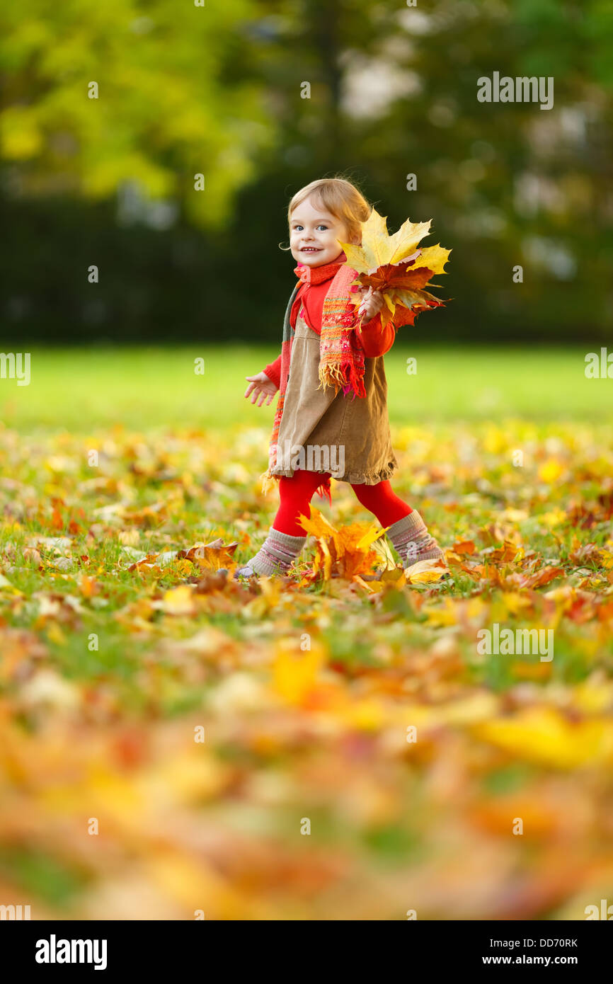 Petite fille dans le parc Banque D'Images