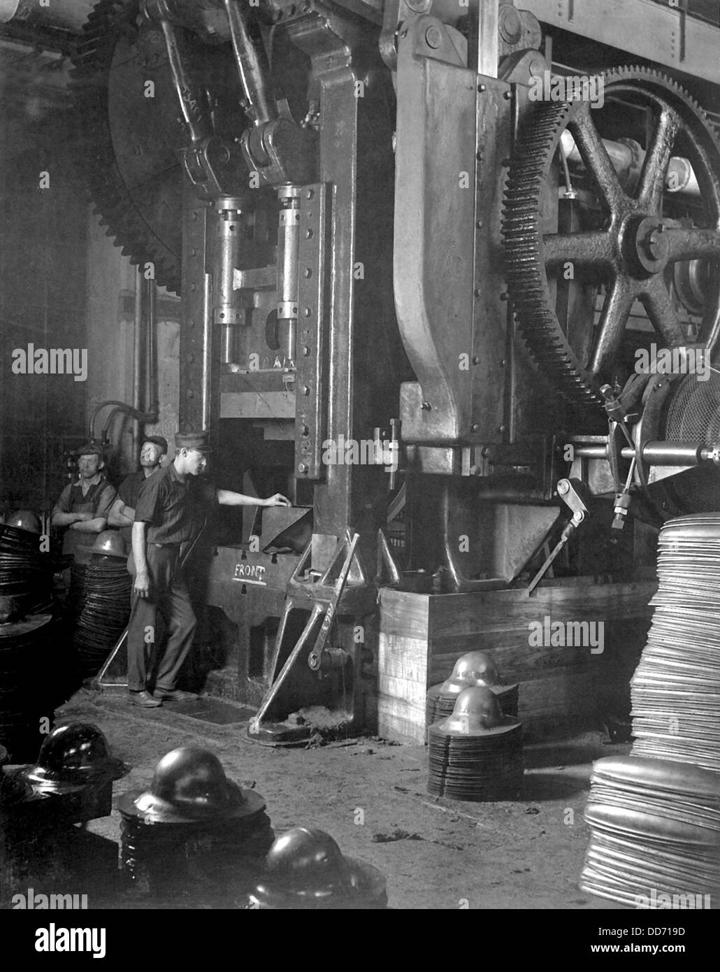 Une grande tension Appuyez sur les soldats en forme de casques d'acier dans le hale & Kilburn Corp plante, Hale & Kilburn Corp., à Philadelphie. Banque D'Images