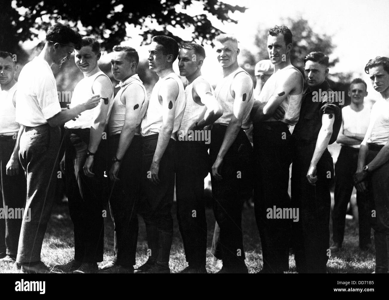 De nouvelles recrues pour l'Armée de corps de l'Ambulance Saint-Jean sont 'iodined» avant de recevoir une inoculation. La Première Guerre mondiale. ca. 1917. Banque D'Images