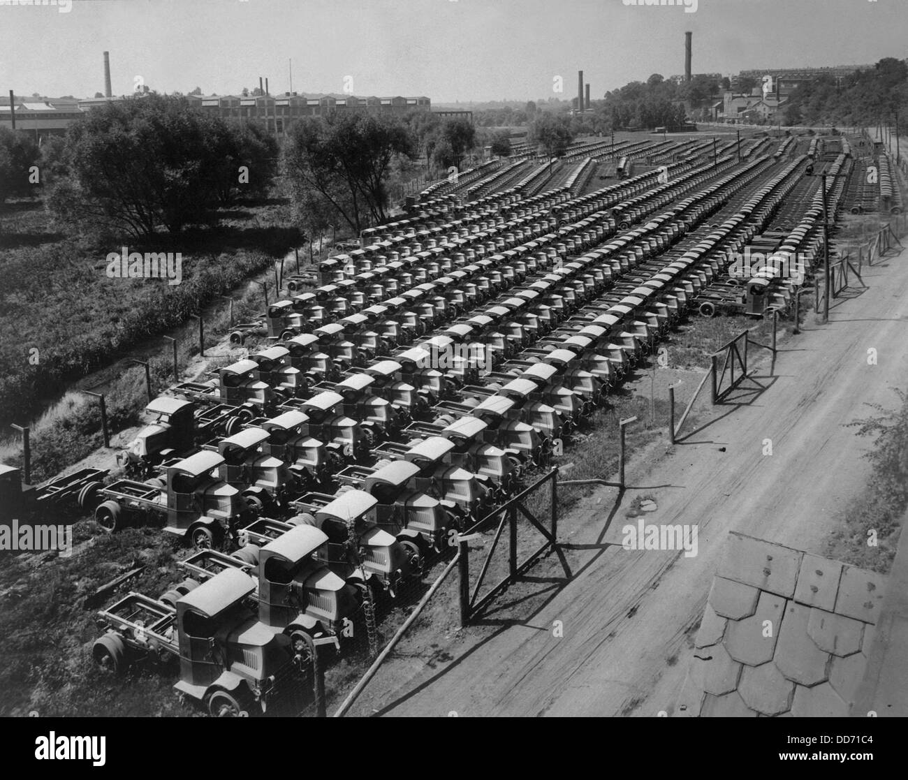 Mack Trucks guerre en attente de transport pour la U.S. Army Engineer Corps combats dans la Première Guerre mondiale. Ils ont été fabriqués par l' Banque D'Images