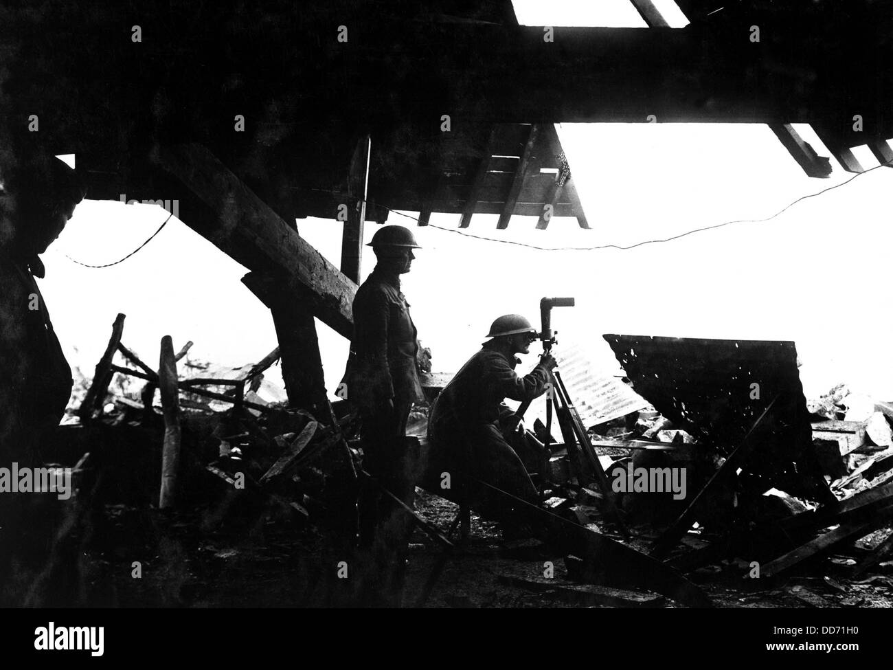 Les officiers des transmissions américains dans l'observatoire de l'allemand le Prince Frederick William. Les instruments d'observation ont été laissés Banque D'Images