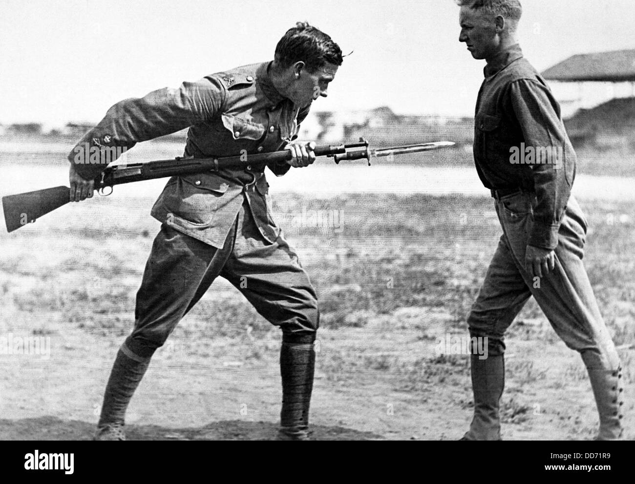 Les Américains qui reçoivent l'instruction par un combat à la baïonnette English Sgt. Major. Au début de la Première Guerre mondiale, le personnel cadre Banque D'Images