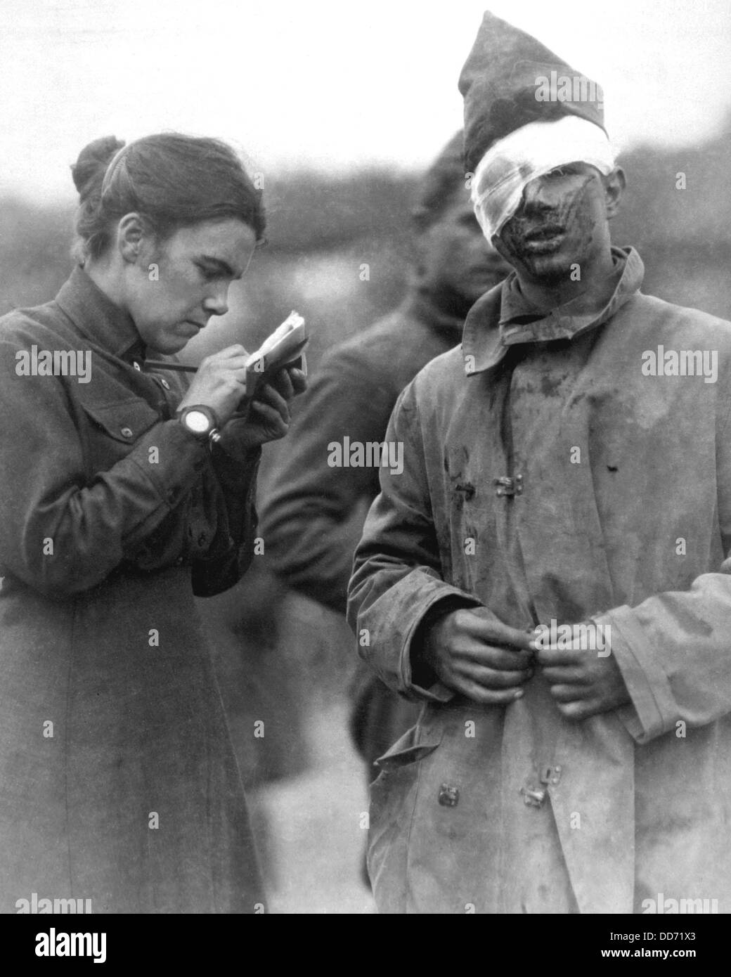 Les travailleurs de l'Armée du Salut écrit une lettre à l'accueil des gens pour les blessés soldat de la Première Guerre mondiale. Ca. 1917-1918. Banque D'Images