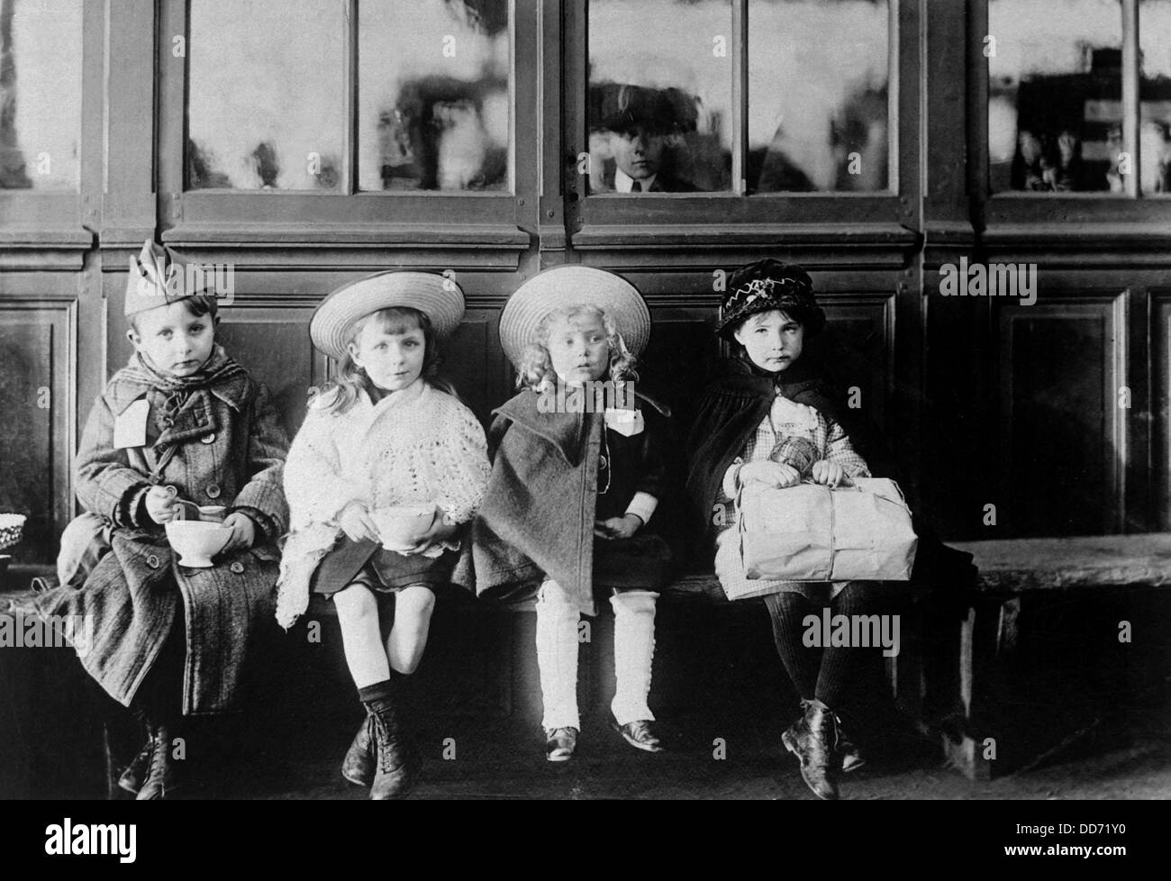 Les enfants réfugiés français pendant la Première Guerre mondiale. En attendant le train, les enfants ont été nourris avec du pain et du lait à partir de la Croix-Rouge américaine Banque D'Images