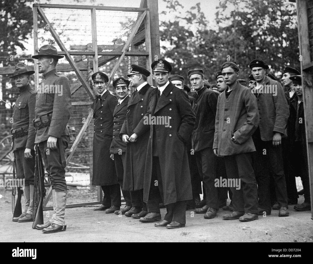 U58 Les officiers et l'équipage du sous-marin allemand U58, capturé par l ...