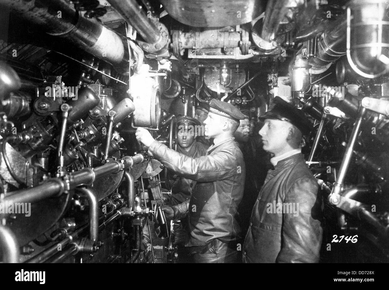 Salle des machines d'un sous-marin à l'huile. La Première Guerre mondiale. ca. 1914-1918. Banque D'Images