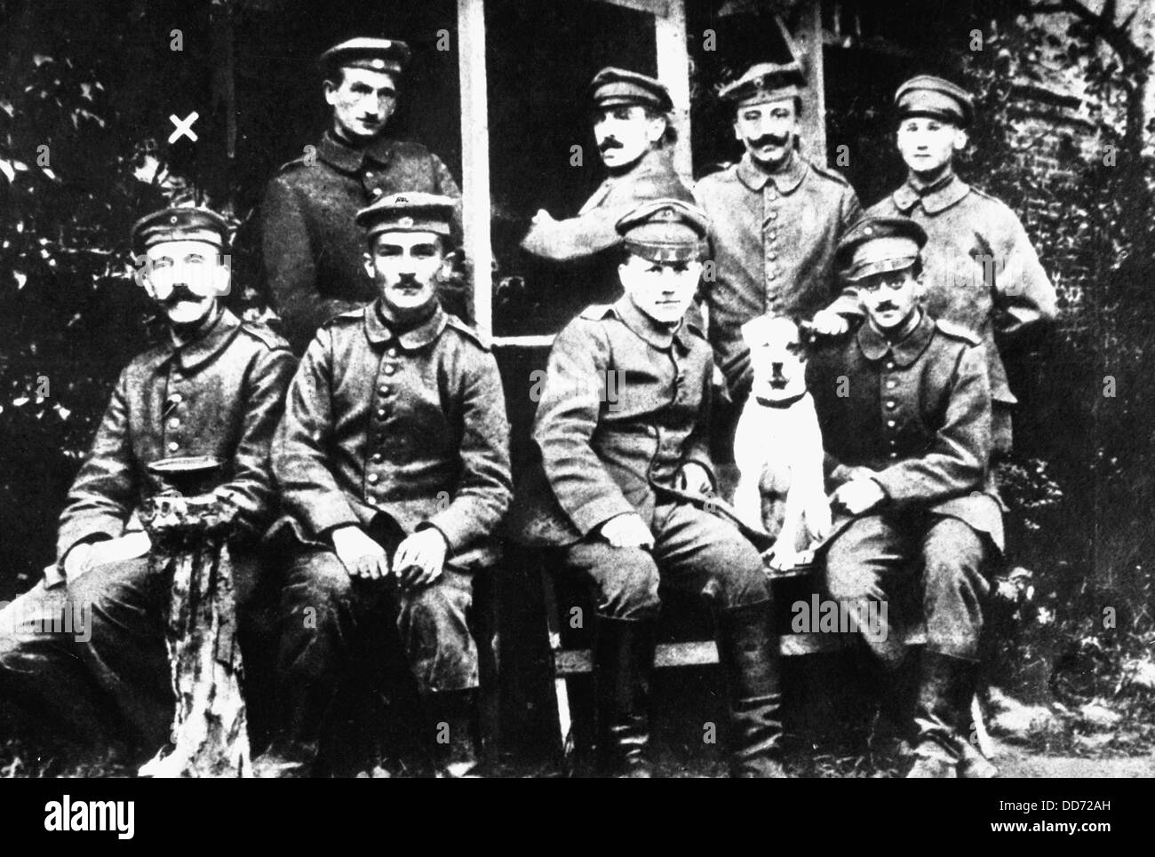 Adolf Hitler, première rangée, de gauche avec un groupe de soldats allemands pendant la Première Guerre mondiale. ca. 1916 - 1918. Banque D'Images