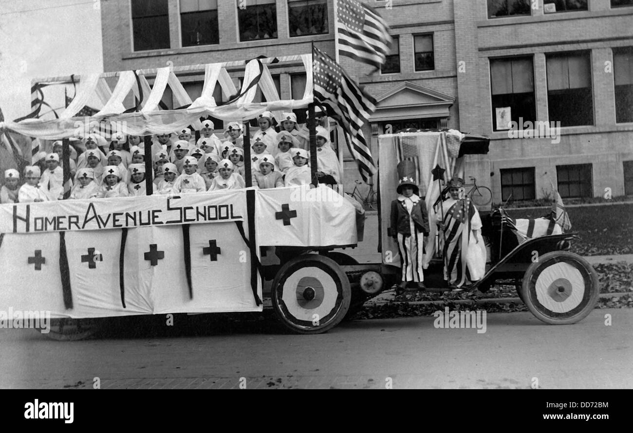 Les enfants de l'école sur un flotteur dans la deuxième liberté défilé prêt, de Cortland, NY La Première Guerre mondiale. ca. 1917. Banque D'Images