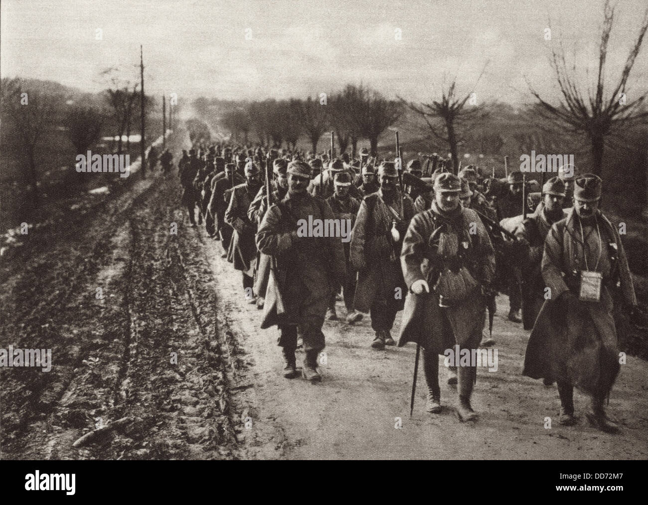 La Seconde Guerre mondiale 1. Une colonne d'invasion autrichienne marche dans le plat pays de l'Europe de l'Est. Ca. 1914-17. Banque D'Images