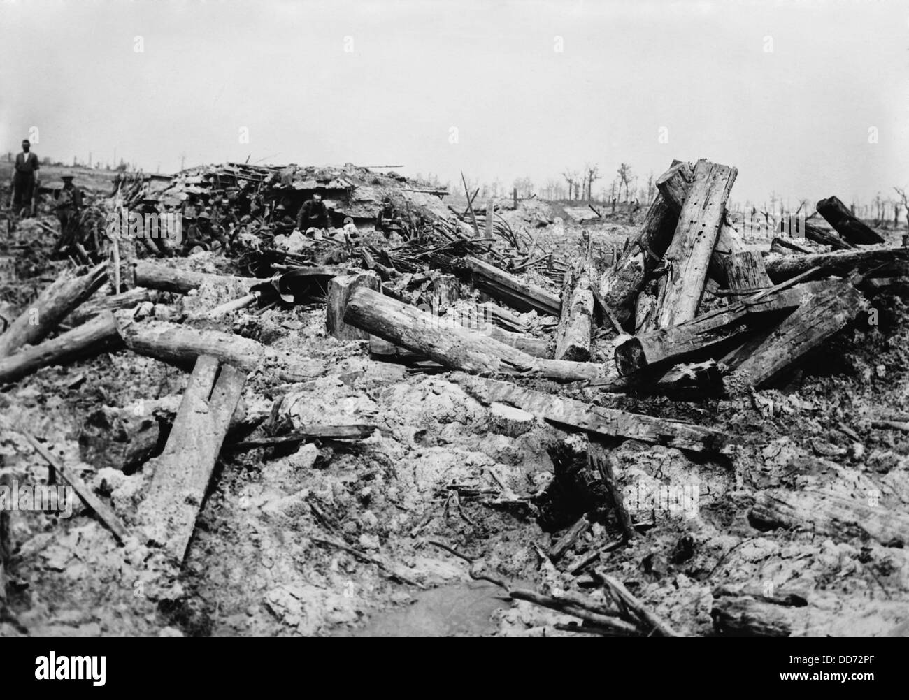 La Seconde Guerre mondiale 1. Les tranchées allemandes bouleversés par l'artillerie britannique de coquillages. Gros canons et obus massif tourné les champs de bataille en Banque D'Images